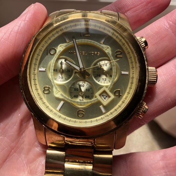 MICHAEL KORS Gold Oversized Runway Watch - Picture 3 of 7
